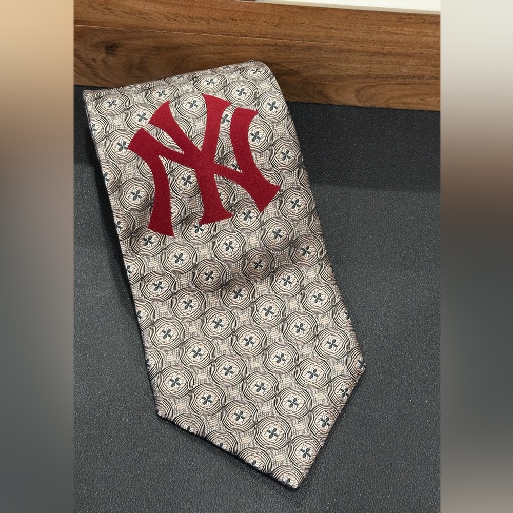 Vintage Winners Circle Grey Geometric Medallion Pattern Mens Neck Tie NWT